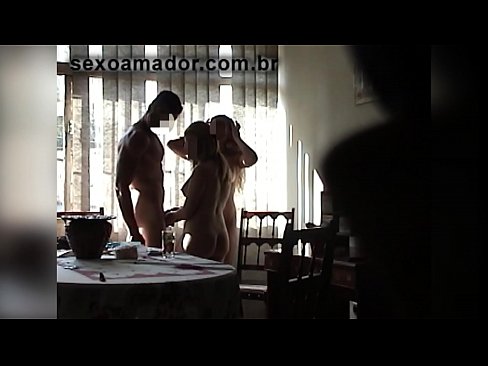 ❤️ Amigos sexuais convidam um homem gigante e um ménage à trois com ele ️❌ Porno de qualidade em nós ❤
