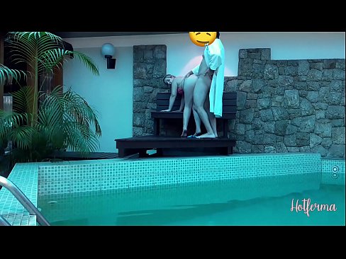 ❤️ Chefe convida criada para a piscina, mas não conseguiu resistir a um ️❌ Porno de qualidade em nós ❤